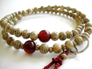 Seigetsu Linden tree seeds and Agate 6mm beads Jodo Buddhism Nenju with garnet knot ball tassels